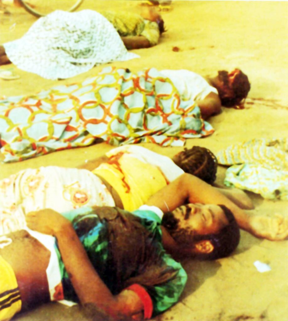 Les corps déchiquetés des habitants et passants le long
de la rue Duisburg, après le passage d’un groupe de militaires qui les ont criblés de balles, le 28 novembre 1991.